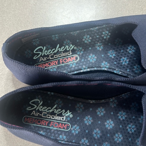 Sketchers air cooled Memory Foam size 8.5 navy blue. Stretchy material - Picture 3 of 5
